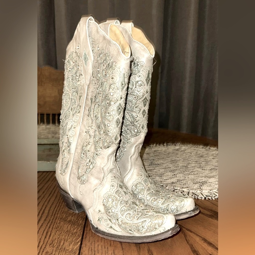 Size 8. Corral Boots. Bought for 288$. Worn twice